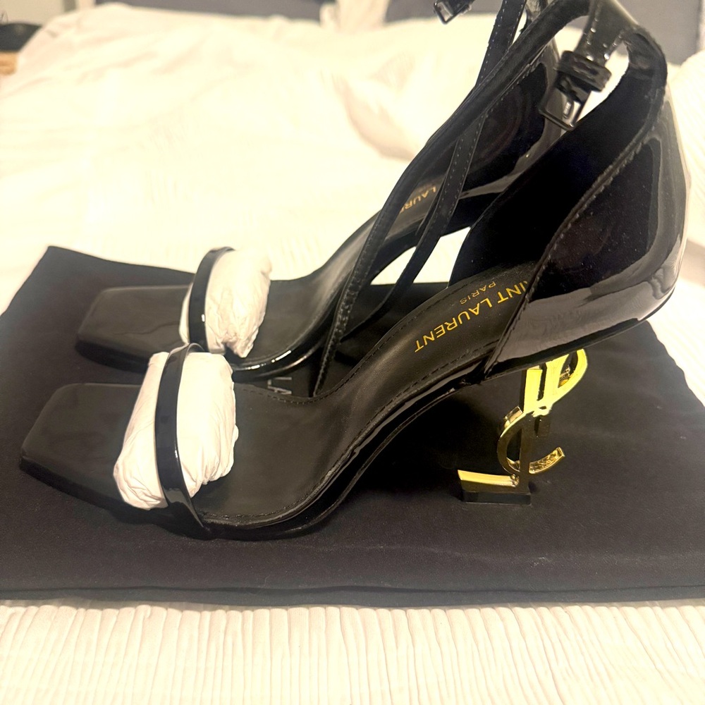 OPYUM SANDALS IN PATENT LEATHER
BLACK sz 40